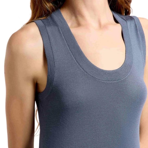 Detalhe - Blusa Hering Sem Manga Decote U Em Tricô K5AG Cinza Chumbo