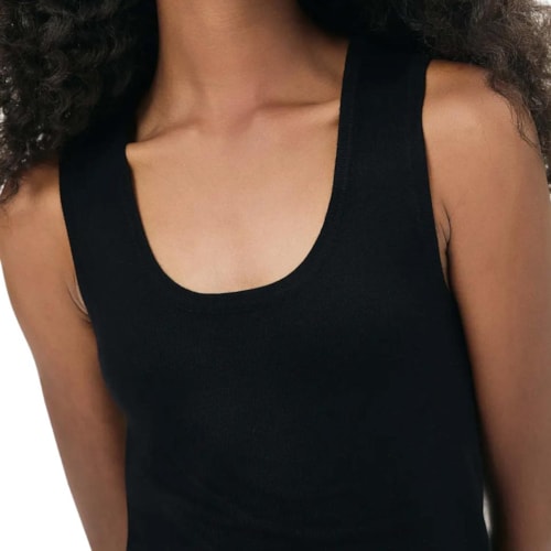 Detalhe - Blusa Hering Sem Manga Decote U Em Tricô K5ag Preto N10si