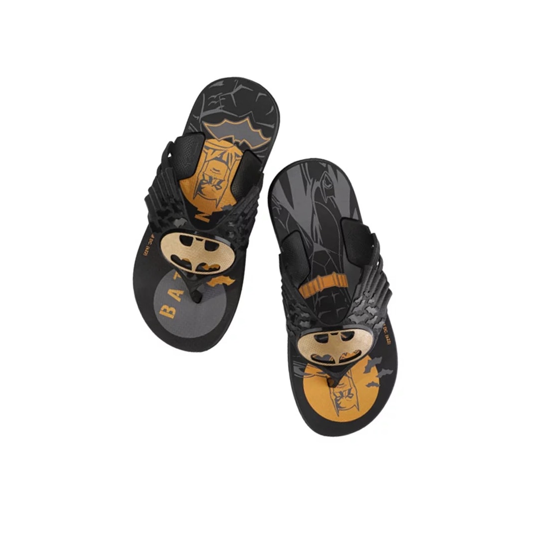 Chinelo Grendene Batman Batcaverna 22761 Preto/Amarelo/Grafit Chinelo Grendene Batman Batcaverna 22761 Preto/Amarelo/Grafit