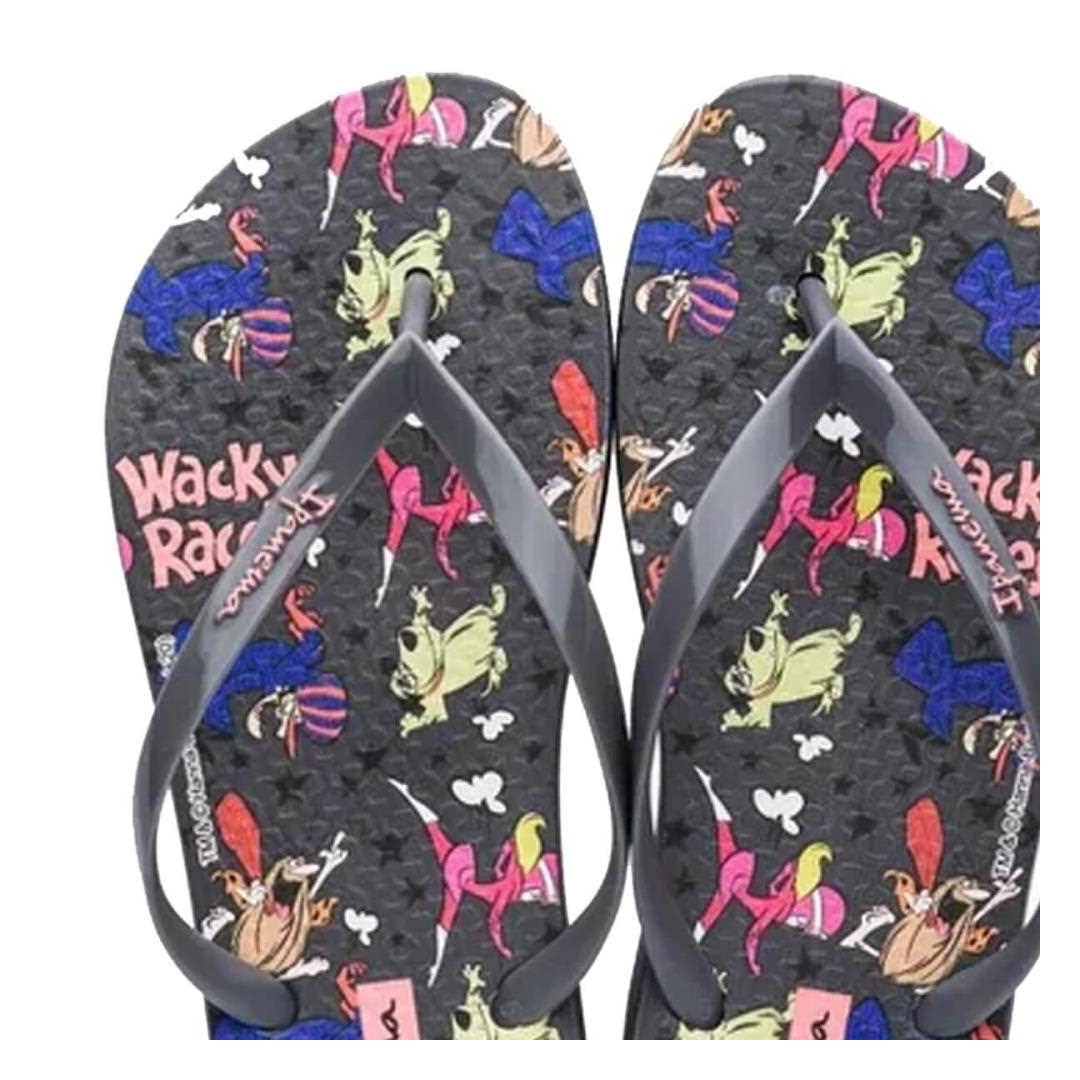Chinelo Grendene Ipanema Warner Play 26579 Grafite/Cinza