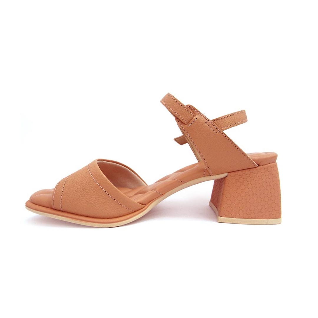 Sandália Comfortflex Salto Bloco Médio 22-71402 Avela Sandália Comfortflex Salto Bloco Médio 22-71402 Avela