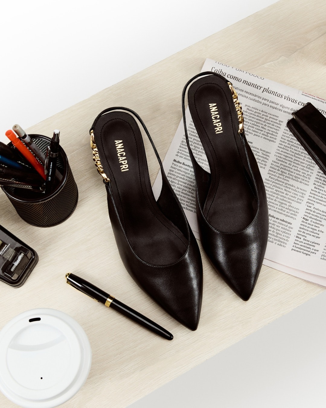 Close em sandália flat Anacapri em couro macio e detalhes anatômicos